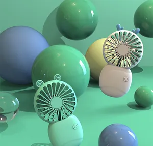 Gros plan de mini ventilateurs portables mignons avec bois dans un décor de rendu 3D