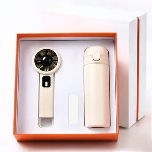 Λεπτομερής προβολή σετ κρέμας ανεμιστήρα USB και θερμός σε πολυτελή συσκευασία δώρου