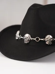 Vue détaillée d'un chapeau en feutre noir avec une chaîne en métal à tête de mort