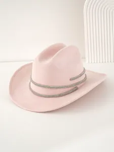 Detailansicht eines eleganten rosa Wildleder-Cowboyhutes mit funkelnden Strassbändern für Partys
