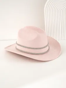 Detailansicht eines rosa Wildleder-Cowboyhutes mit doppelten Reihen aus Strasssteinen