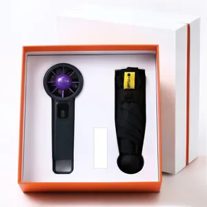 Λεπτομερής προβολή σετ δώρου με ανεμιστήρα USB και ομπρέλα σε πολυτελές κουτί δώρου