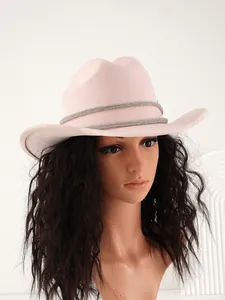 Detailansicht eines rosa Wildleder-Cowboyhuts mit doppelten Strassbändern auf Mannequin.