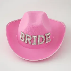 Detailansicht eines pinken Braut-Cowboyhuts mit BRIDE-Schriftzug aus Perlen und Strass