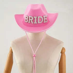 Detailansicht eines rosa Braut-Cowboyhuts mit BRIDE-Schriftzug aus Perlen und Steinen