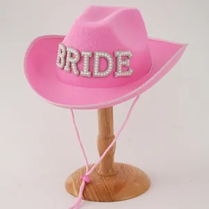 Detailansicht pinkfarbener Braut-Cowboyhut mit Perlen und Strass-Schriftzug