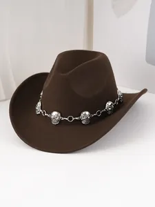 Vue détaillée d'un chapeau de cowboy en feutre marron avec chaîne tête de mort.