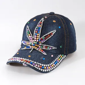 Detail der aufwendigen bunten Strass-Blattstickerei auf einer Denim-Baseballkappe.