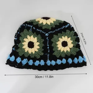 Vista dettagliata del cappello a secchiello all'uncinetto con fiori e misure del prodotto