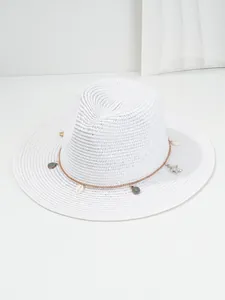 Gedetailleerd overzicht witte Panama strohoed met schelpen en zeesterren band