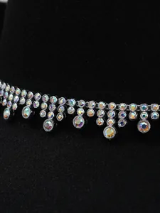 Primo piano di strass AB iridescenti su una fascia per cappello da cowboy.