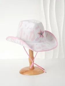 Nahaufnahme eines Cowboyhutes mit rosa Leopardenmuster, Paillettenstern und Kinnriemen.