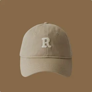 Cappello da baseball kaki classico con lettera R ricamata in bianco sul davanti