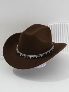 Dettaglio di un cappello da cowboy marrone con frange scintillanti in strass lucidi