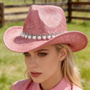 Sombrero de vaquero rosa con elegante banda de perlas y pedrería para mujer al aire libre