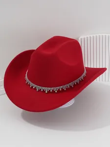 Primo piano del dettaglio delle frange di strass scintillanti su un cappello cowboy rosso