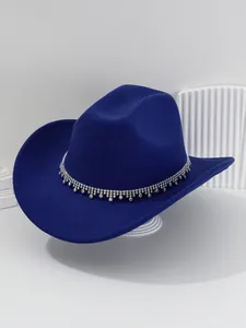 Dettaglio di un cappello da cowboy blu con frange di strass brillanti applicate.