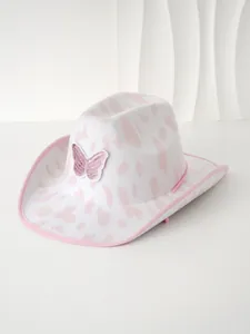 Detailansicht eines rosa Pailletten-Schmetterlings auf einem weißen Cowboyhut