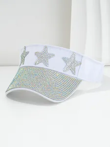 Visiera Y2K bianca con stelle di strass e tesa completamente decorata di perline