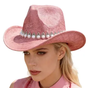 Elegante sombrero vaquero rosa para mujer con una banda decorativa de perlas y hojas de metal.