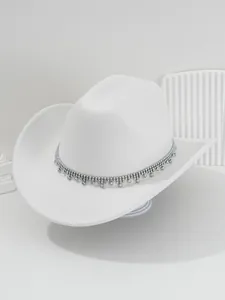 Dettaglio di un cappello da cowboy bianco da sposa con eleganti finiture in strass