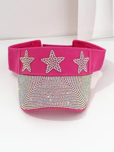 Dettaglio della visiera parasole rosa Y2K con stelle e tesa in strass lucidi