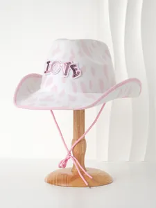 Detailansicht eines rosa-weißen Cowboyhuts mit LOVE-Pailletten-Aufnäher für Partys