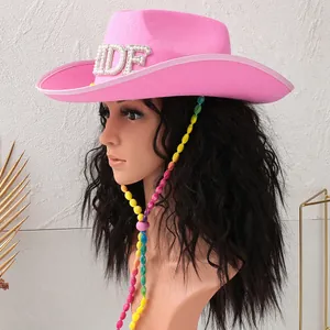 Detailansicht eines rosa Western-Cowboyhuts mit BRIDE-Schriftzug aus Strass und Perlen