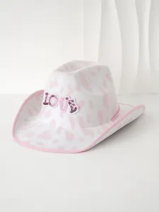 Detailansicht eines rosa Cowboyhuts mit Kuhmuster und Pailletten-LOVE-Schriftzug