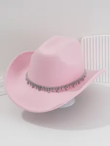 Vista dettagliata del cappello da cowboy rosa con scintillanti finiture in strass iridescenti.