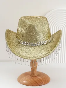 Detailansicht des goldenen Cowboyhuts mit glitzernden Pailletten und Straßfransen
