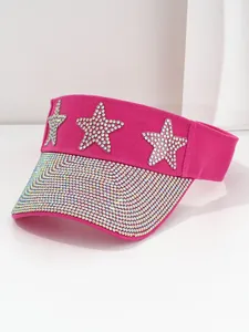 Vista dettagliata di visiera rosa Y2K con stelle in strass e tesa con brillantini