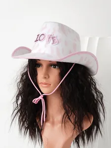 Stylischer rosa Cowboyhut mit Leopardenmuster und LOVE-Pailletten für Festival-Partys