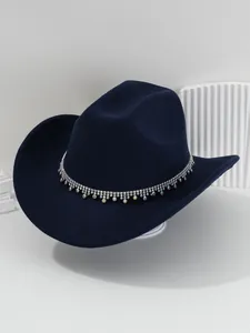 Dettaglio cappello da cowboy blu navy con frange di strass e gocce di pietre preziose