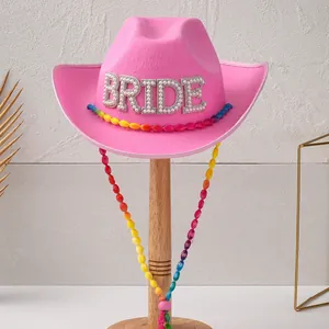 Detailansicht eines pinken Cowboyhuts mit BRIDE-Strasssteinen und bunten Perlen