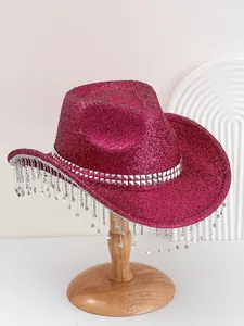 Detailansicht eines rosa Y2K-Cowboyhuts mit glitzernden Pailletten und Strassfransen