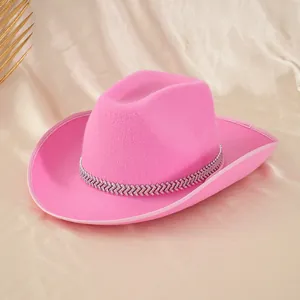 Detailansicht eines pinken Damen-Cowboyhuts mit funkelndem Zickzack-Strassband