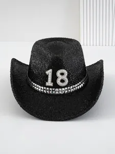 Detalle de sombrero de vaquero negro con purpurina y número 18 de perlas