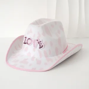 Stylischer Cowboyhut mit rosa Kuhmuster und 'LOVE' Pailletten-Aufnäher für Party