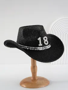 Detalle del sombrero vaquero de lentejuelas negras con tachuelas plateadas y perla 18