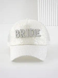 Dettaglio cappello trucker bianco con paillettes e scritta BRIDE in perle e strass