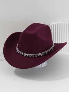 Vista dettagliata di un cappello da cowboy bordeaux con bordo a frange di strass di lusso