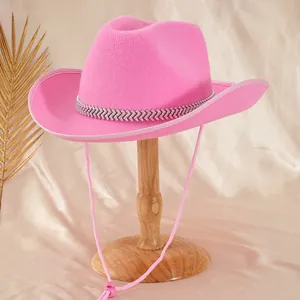 Detailansicht eines pinken Cowboyhuts mit einem schimmernden Chevron-Strassband-Besatz.