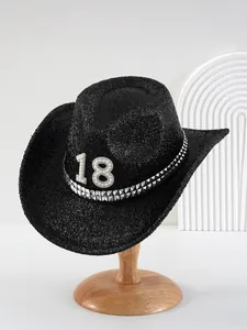 Detalle de sombrero de vaquero de lentejuelas negras con número 18 de perlas