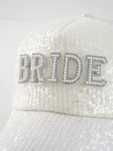 Primo piano di cappellino bianco di paillettes con scritta BRIDE in perle e strass