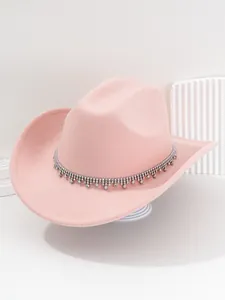 Vista dettagliata del cappello da cowboy rosa con bordo in frange di strass di lusso