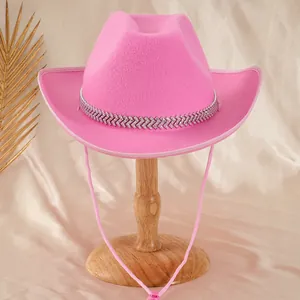 Eleganter rosa Cowboyhut mit glitzerndem Strassband auf einem hölzernen Hutständer