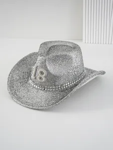 Sombrero vaquero plateado brillante con número 18 decorativo de perlas y tachuelas.