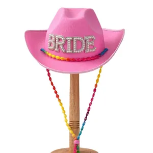 Rosa Cowboyhut im Western-Stil mit BRIDE-Strasssteinen und Regenbogen-Perlenband-Kinnriemen