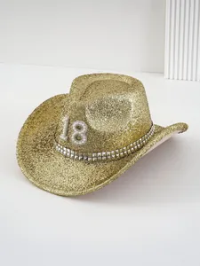 Detalle de sombrero de vaquero dorado brillante con número 18 de perlas y tachuelas